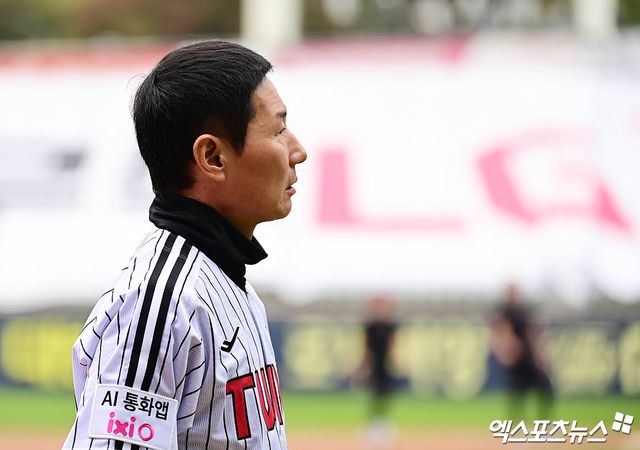 26일 오후 서울 송파구 잠실야구장에서 열리는 '2025 신한 SOL Bank KBO 한국시리즈' 한화 이글스와 LG 트윈스의 1차전 경기에 앞서 LG 염경엽 감독이 그라운드로 나서고 있다. 잠실, 박지영 기자