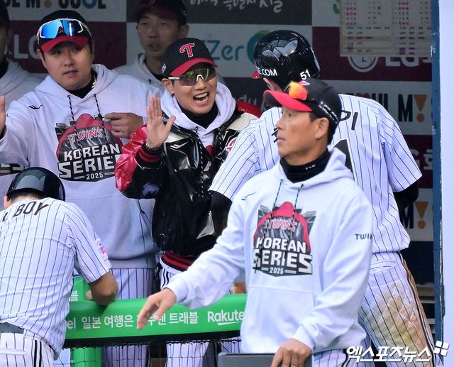  26일 오후 서울 송파구 잠실야구장에서 열린 '2025 신한 SOL Bank KBO 한국시리즈' 한화 이글스와 LG 트윈스의 1차전 경기, 6회말 2사 1,2루 LG 홍창기가 김현수의 1타점 적시타때 득점에 성공한 후 염경엽 감독의 축하를 받고 있다. 잠실, 김한준 기자