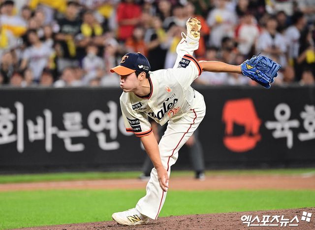 27일 대전 한화생명볼파크에서 열린 '2025 신한 SOL Bank KBO리그' LG 트윈스와 한화 이글스의 경기, 4회초 2사 1,3루 한화 윤산흠이 역투하고 있다. 엑스포츠뉴스DB