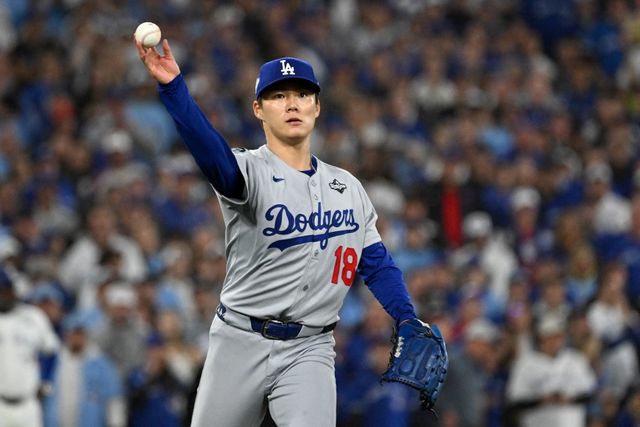 LA 다저스 야마모토 요시노부가 26일 캐나다 온타리오주 토론토의 로저스센터에서 열린 2025 미국 메이저리그(MLB) 토론토 블루제이스와의 월드시리즈(WS) 2차전에 선발 등판해 9이닝 4피안타 8탈삼진 1실점으로&nbsp;호투를 펼쳐 밀워키 브루어스와의 내셔널리그 챔피언십시리즈 2차전(9이닝 3피안타 1피홈런 1볼넷 7탈삼진 1실점)에 이어 포스트시즌 2경기 연속 완투승을 거뒀다. Imagn Images 연합뉴스