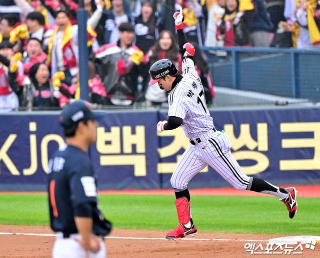 26일 오후 서울 송파구 잠실야구장에서 열린 '2025 신한 SOL Bank KBO 한국시리즈' 한화 이글스와 LG 트윈스의 1차전 경기, 5회말 LG 박해민이 솔로 홈런을 날린 후 기뻐하고 있다. 잠실, 김한준 기자
