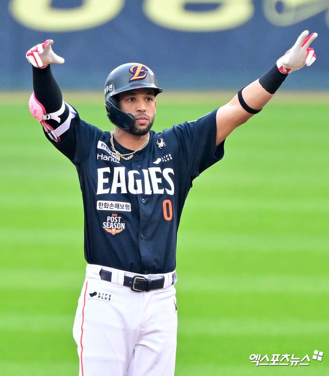 26일 오후 서울 송파구 잠실야구장에서 열린 '2025 신한 SOL Bank KBO 한국시리즈' 한화 이글스와 LG 트윈스의 1차전 경기, 6회초 한화 리베라토가 우중간 2루타를 날리고 있다. 잠실, 김한준 기자