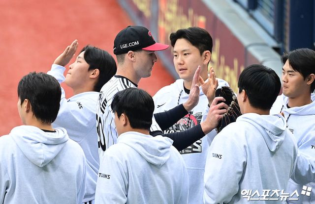 26일 오후 서울 송파구 잠실야구장에서 열린 '2025 신한 SOL Bank KBO 한국시리즈' 한화 이글스와 LG 트윈스의 1차전 경기, 3회초 LG 선발투수 톨허스트가 삽자범퇴로 이닝을 마친 뒤 더그아웃으로 향하며 동료들과 하이파이브를 나누고 있다. 잠실, 박지영 기자