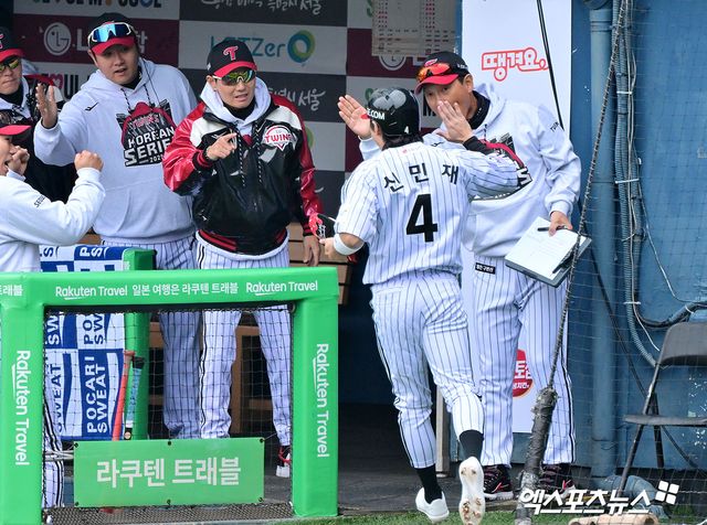 26일 오후 서울 송파구 잠실야구장에서 열린 '2025 신한 SOL Bank KBO 한국시리즈' 한화 이글스와 LG 트윈스의 1차전 경기, 1회말 2사 3루 LG 신민재가 문보경의 1타점 2루타때 득점에 성공하고 있다. 잠실, 김한준 기자