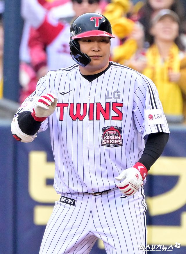 26일 오후 서울 송파구 잠실야구장에서 열린 '2025 신한 SOL Bank KBO 한국시리즈' 한화 이글스와 LG 트윈스의 1차전 경기, 6회말 2사 1,2루 LG 문보경이 1타점 적시타를 날리고 있다. 잠실, 김한준 기자