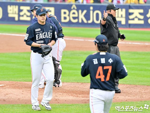 26일 오후 서울 송파구 잠실야구장에서 열린 '2025 신한 SOL Bank KBO 한국시리즈' 한화 이글스와 LG 트윈스의 1차전 경기, 5회말 1사 1루 한화 문동주가 마운드를 내려가고 있다. 잠실, 김한준 기자