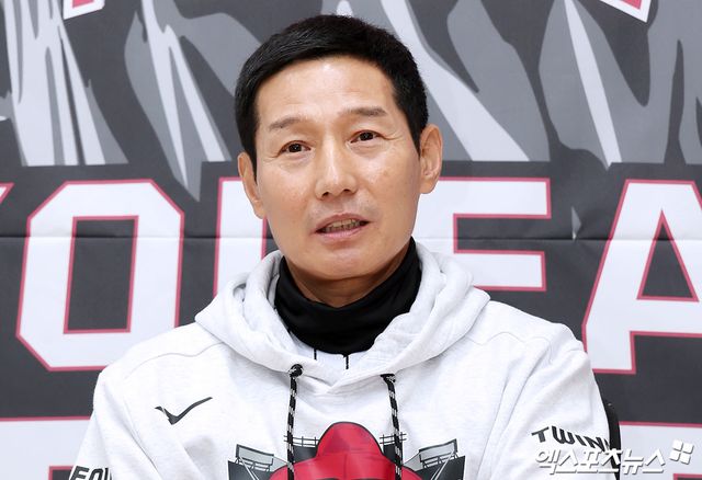 26일 오후 서울 송파구 잠실야구장에서 열리는 '2025 신한 SOL Bank KBO 한국시리즈' 한화 이글스와 LG 트윈스의 1차전 경기, LG 염경엽 감독이 취재진과 대화를 나누고 있다. 잠실, 김한준 기자