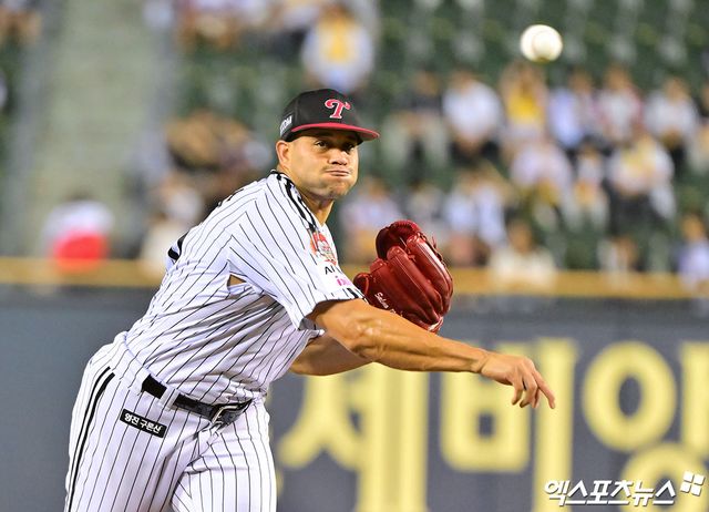 1일 오후 서울 송파구 잠실야구장에서 열린 '2025 신한 SOL Bank KBO리그' NC 다이노스와 LG 트윈스의 경기, 1회초 LG 선발투수 치리노스가 공을 힘차게 던지고 있다. 엑스포츠뉴스 DB