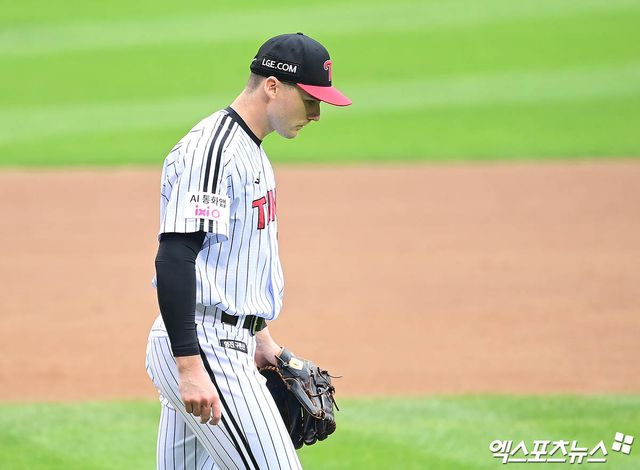 26일 오후 서울 송파구 잠실야구장에서 열린 '2025 신한 SOL Bank KBO 한국시리즈' 한화 이글스와 LG 트윈스의 1차전 경기, 6회초 1사 3루 LG 선발투수 톨허스트가 한화 노시환에게 적시타를 허용하며 실점한 뒤 아쉬워하고 있다. 잠실, 박지영 기자