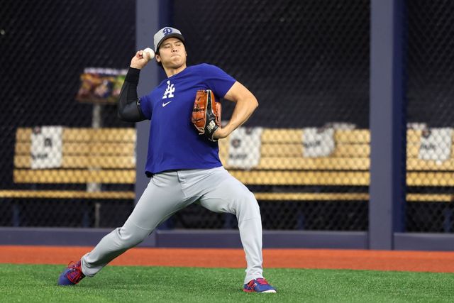 데이브 로버츠 LA 다저스 감독이 26일 캐나다 온타리오주 토론토의 로저스센터에서 열린 2025 미국 메이저리그(MLB) 토론토 블루제이스와의 월드시리즈(WS) 2차전을 앞두고 28~29일&nbsp;진행되는 WS 3~4차전 선발투수를 공개했다. 오타니 쇼헤이는 4차전 선발투수로 나선다. UPI 연합뉴스