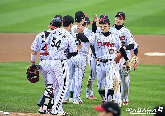 26일 오후 서울 송파구 잠실야구장에서 열리는 '2025 신한 SOL Bank KBO 한국시리즈' 한화 이글스와 LG 트윈스의 1차전 경기에 앞서 LG 염경엽 감독이 그라운드로 나서고 있다. 잠실, 박지영 기자