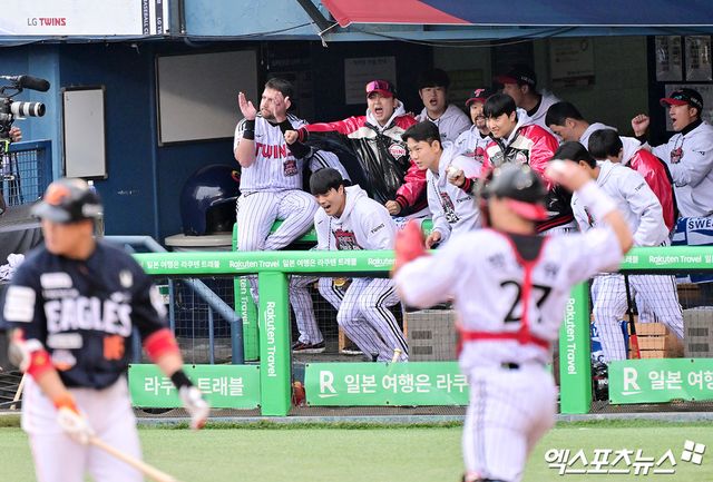 26일 오후 서울 송파구 잠실야구장에서 열린 '2025 신한 SOL Bank KBO 한국시리즈' 한화 이글스와 LG 트윈스의 1차전 경기, 4회초 2사 LG 선수들이 더그아웃에서 톨허스트의 투구에 박수를 보내고 있다. 잠실, 김한준 기자