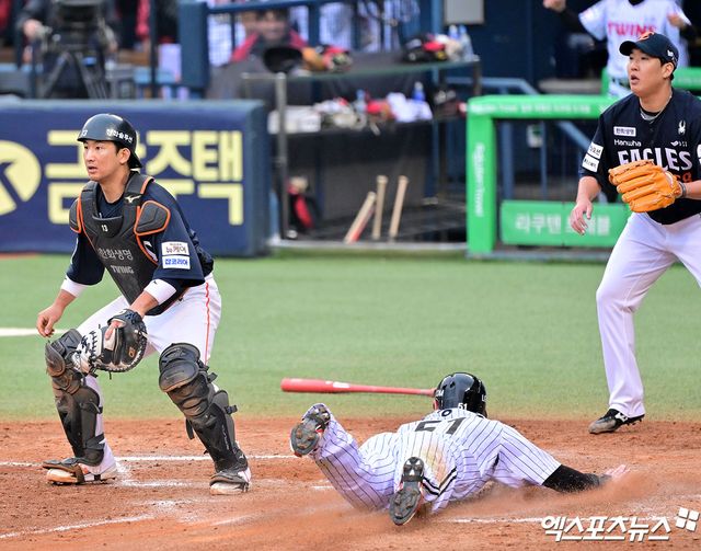 26일 오후 서울 송파구 잠실야구장에서 열린 '2025 신한 SOL Bank KBO 한국시리즈' 한화 이글스와 LG 트윈스의 1차전 경기, 6회말 2사 1,2루 LG 홍창기가 김현수의 1타점 적시타때 득점에 성공하고 있다. 잠실, 김한준 기자
