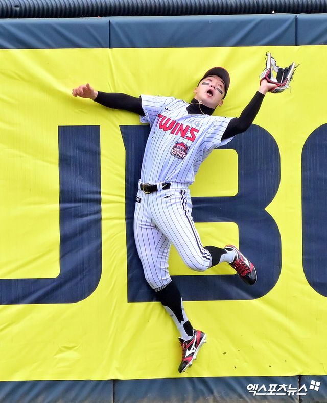 26일 오후 서울 송파구 잠실야구장에서 열린 '2025 신한 SOL Bank KBO 한국시리즈' 한화 이글스와 LG 트윈스의 1차전 경기, 1회초 1사 1루 LG 박해민이 한화 문현빈의 타구를 잡아내고 있다. 엑스포츠뉴스 잠실, 김한준 기자