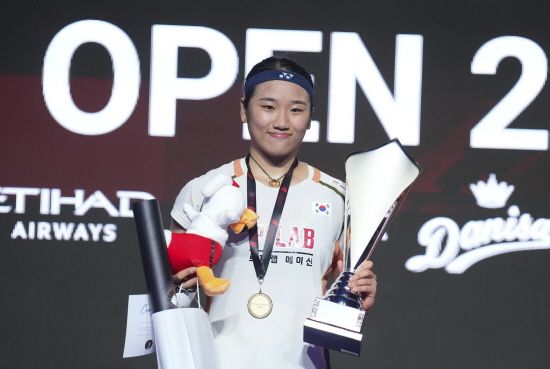 안세영이 26일(한국시간) 프랑스 세송 세비녜에서 열린 세계배드민턴연맹(BWF) 월드투어 슈퍼 750 프랑스오픈 결승에서 중국의 왕즈위를 2-0(21-13 21-7)으로 꺾었다. 지난해 10월 세계 랭킹 1위에 오른 이후 53주 연속으로 최강 자리를 굳건히 지키고 있는 안세영의 독주는 당분간 계속될 것으로 보인다. 연합뉴스