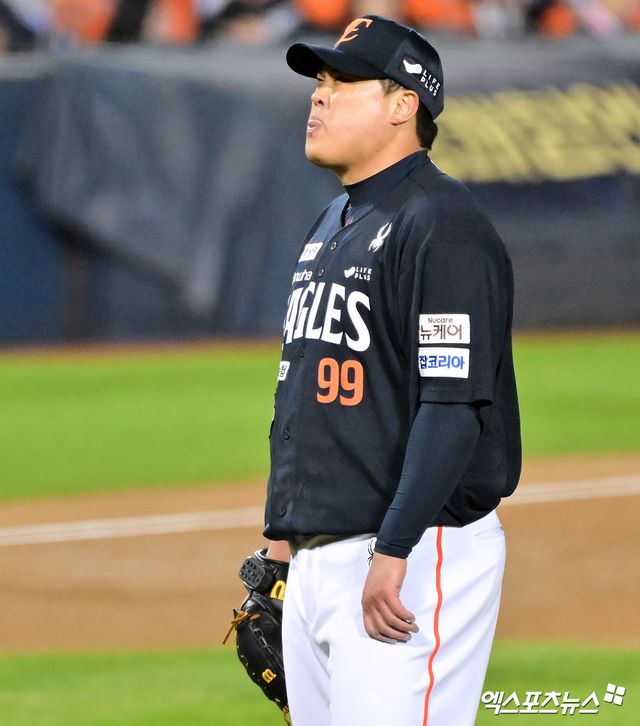 27일 오후 서울 송파구 잠실야구장에서 열린 '2025 신한 SOL Bank KBO 한국시리즈' 한화 이글스와 LG 트윈스의 2차전 경기, 2회말 무사 1,3루 한화 류현진이 LG 오지환에게 볼넷을 허용한 후 아쉬워하고 있다. 잠실, 김한준 기자