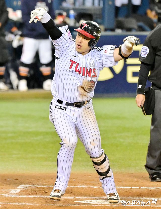 LG 트윈스 포수 박동원이 27일 서울 잠실야구장에서 열린 2025 신한 SOL Bank KBO 포스트시즌 한국시리즈(7전 4선승제, LG 1승) 2차전에서 한화 이글스를 상대로 2안타 1홈런 4타점을 기록, 팀 승리를 이끌었다. 사진 김한준, 박지영 기자