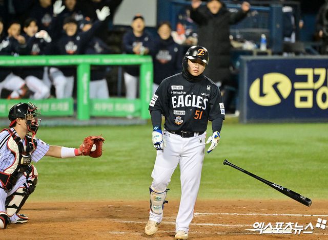 한화 이글스 외야수 문현빈이 27일 서울 잠실야구장에서 열린 2025 신한 SOL Bank KBO 포스트시즌 한국시리즈(7전 4선승제, LG 1승) 2차전에서 4회초 LG 트윈스 투수 김영우를 상대로 볼넷으로 출루, 밀어내기로 타점을 기록했다. 사진 김한준, 박지영 기자