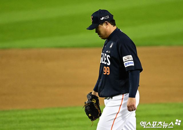 한화 이글스 투수 류현진이 27일 서울 잠실야구장에서 열린 2025 신한 SOL Bank KBO 포스트시즌 한국시리즈(7전 4선승제, LG 1승) 2차전에서 LG 트윈스를 상대로 3이닝 5실점을 기록, 패전투수가 됐다. 사진 김한준, 박지영 기자