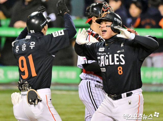 한화 이글스 노시환(오른쪽)이 27일 서울 잠실야구장에서 열린 2025 신한 SOL Bank KBO 포스트시즌 한국시리즈(7전 4선승제, LG 1승) 2차전에서 1회초 LG 트윈스 선발투수 임찬규를 상대로 선제 솔로 홈런을 기록했다. 사진 김한준 기자