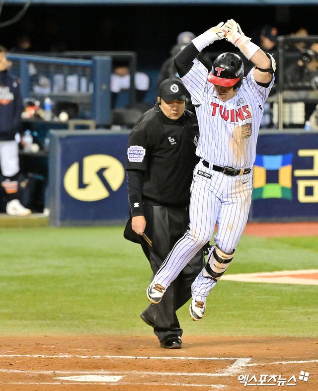 27일 오후 서울 송파구 잠실야구장에서 열린 '2025 신한 SOL Bank KBO 한국시리즈' 한화 이글스와 LG 트윈스의 2차전 경기, 3회말 2사 1루 LG 박동원이 투런 홈런을 날린 후 세리머니를 선보이고 있다. 잠실, 김한준 기자