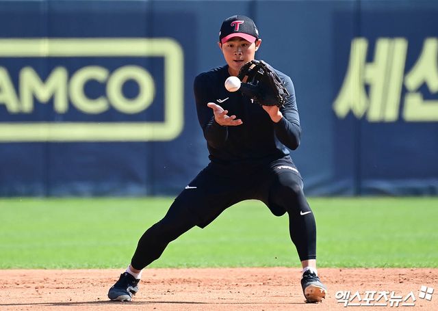 지난 4월 24일 오후 서울 송파구 잠실야구장에서 열리는 '2025 신한 SOL Bank KBO리그' NC 다이노스와 LG 트윈스의 경기에 앞서 LG 이영빈이 수비 훈련을 하고 있다. 엑스포츠뉴스 DB