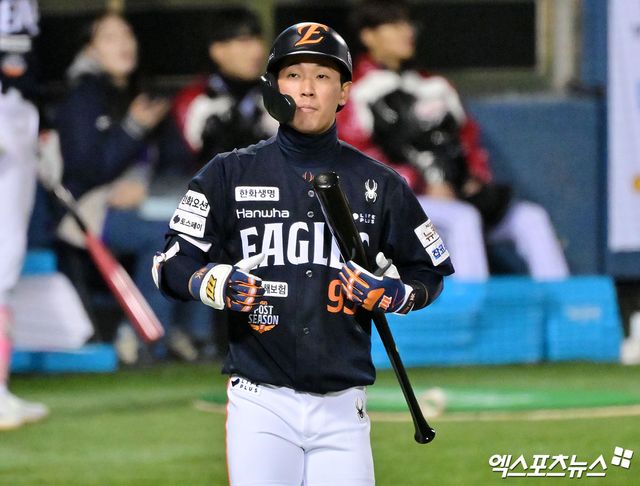 한화 이글스 내야수 황영묵이 27일 서울 잠실야구장에서 열린 2025 신한 SOL Bank KBO 포스트시즌 한국시리즈(7전 4선승제, LG 1승) 2차전에 LG 트윈스를 상대로 1번타자 겸 2루수로 선발출전했다. 사진 김한준, 박지영 기자