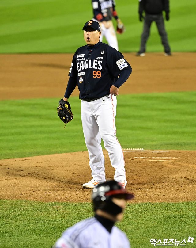 27일 오후 서울 송파구 잠실야구장에서 열린 '2025 신한 SOL Bank KBO 한국시리즈' 한화 이글스와 LG 트윈스의 2차전 경기, 2회말 무사 1,3루 한화 선발투수 류현진이 LG 오지환에게 볼넷을 허용한 뒤 만루가 되자 크게 아쉬워하고 있다. 잠실, 박지영 기자