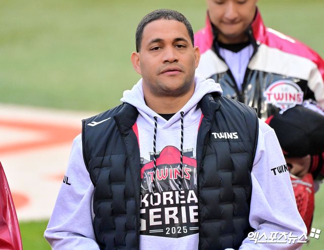 26일 오후 서울 송파구 잠실야구장에서 열리는 '2025 신한 SOL Bank KBO 한국시리즈' 한화 이글스와 LG 트윈스의 1차전 경기에 앞서 LG 요니 치리노스가 경기 후 팬들을 향해 인사하고 있다. 잠실, 김한준 기자