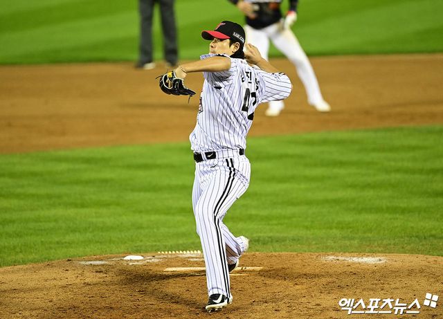27일 오후 서울 송파구 잠실야구장에서 열린 '2025 신한 SOL Bank KBO 한국시리즈' 한화 이글스와 LG 트윈스의 2차전 경기, 4회초 2사 만루 LG 김진성이 역투하고 있다. 잠실, 박지영 기자