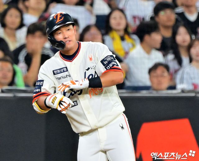 한화 이글스는 27일 서울 잠실구장에서 열리는 2025 신한 SOL Bank KBO리그 포스트시즌 LG와의 한국시리즈 2차전에 나선다. 선발투수로 류현진과 임찬규가 맞붙는 가운데, 한화는 톱타자를 변경해 황영묵(2루수)~루이스 리베라토(중견수)~문현빈(좌익수)~노시환(3루수)~채은성(1루수)~손아섭(지명타자)~하주석(유격수)~최인호(우익수)~최재훈(포수) 순의 선발 라인업을 꾸렸다. 엑스포츠뉴스DB