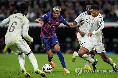 바르셀로나 에이스 라민 야말이 경기 중 비니시우스 주니오르(레알 마드리드)와 충돌하면서 양 팀 선수들이 몸싸움까지 벌이는 일이 발생했다. 이미 경기 전부터 과열될 양상을 보였고, 경기 중에도 거친 플레이로 맞붙었던 양 팀 선수들은 경기 후 물리적으로 충돌하기에 이르렀다. 연합뉴스