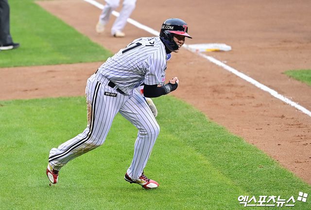 26일 오후 서울 송파구 잠실야구장에서 열린 '2025 신한 SOL Bank KBO 한국시리즈' 한화 이글스와 LG 트윈스의 1차전 경기, 6회말 2사 1,2루 LG 김현수의 적시타 때 2루주자 홍창기가 주루 중 넘어진 뒤 일어나 다시 달리고 있다. 엑스포츠뉴스DB