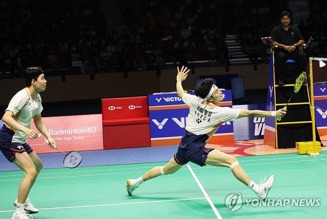 안세영 독주 속에 남자 복식 조도 월드클래스 면모를 다시 한번 보여줬다. 남자 복식 세계 랭킹 1위 김원호-서승재 조는 27일(한국시간) 프랑스 세송 세비녜에서 열린 세계배드민턴연맹(BWF) 월드투어 슈퍼 750 프랑스오픈 결승전서 인도네시아의 파자르 알피안-무하마드 쇼히불 피크리 조(세계 25위)를 상대로 2-1(10-21 21-13 21-12)로 제압했다. 연합뉴스