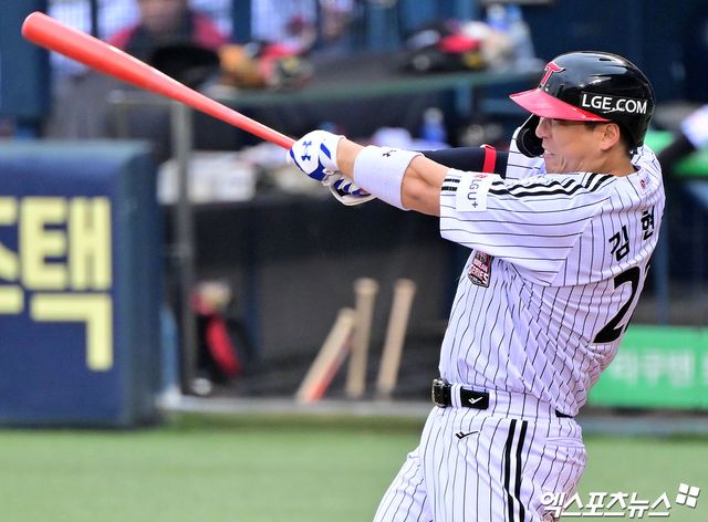 26일 오후 서울 송파구 잠실야구장에서 열린 '2025 신한 SOL Bank KBO 한국시리즈' 한화 이글스와 LG 트윈스의 1차전 경기, 6회말 2사 1,2루 LG 김현수가 1타점 적시타를 날리고 있다. 잠실, 김한준 기자