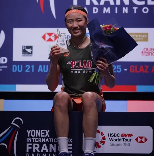 안세영은 지난 26일(한국시간) 프랑스 서부에 있는 세송 세비녜에서 열린 세계배드민턴연맹(BWF) 월드 투어 프랑스 오픈(슈퍼 750) 결승에서 세계 랭킹 2위 왕즈위(중국)를 2-0(21-13 21-7)으로 가볍게 제압하고 우승을 차지했다. 올 시즌에만 총 13개의 국제대회에 참여해 아홉 개 대회나 정상에 오르며 역대급 시즌을 보내고 있는 안세영은 단일시즌 슈퍼 750 시리즈 6개 대회 중 5개 대회를 석권하는 세계 최초의 선수가 됐다. 인스타그램