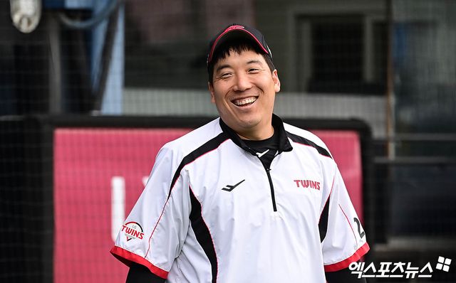 26일 오후 서울 송파구 잠실야구장에서 열리는 '2025 신한 SOL Bank KBO 한국시리즈' 한화 이글스와 LG 트윈스의 1차전 경기에 앞서 LG 김현수가 훈련 중 미소짓고 있다. 잠실, 박지영 기자