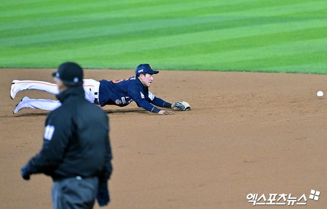  27일 오후 서울 송파구 잠실야구장에서 열린 '2025 신한 SOL Bank KBO 한국시리즈' 한화 이글스와 LG 트윈스의 2차전 경기, 2회말 무사 2,3루 한화 황영묵이 LG 구본혁의 타구를 잡기 위해 다이빙을 시도하고 있다. 잠실, 김한준 기자