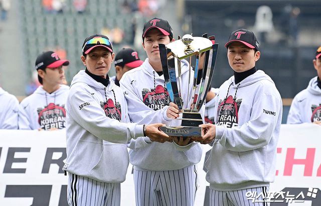 26일 오후 서울 송파구 잠실야구장에서 열리는 '2025 신한 SOL Bank KBO 한국시리즈' 한화 이글스와 LG 트윈스의 1차전 경기에 앞서 LG 정규시즌 우승 트로피 전달식이 진행됐다. LG 염경엽 감독과 임찬규, 박해민이 그라운드에서 기념 촬영을 하고 있다. 잠실, 박지영 기자