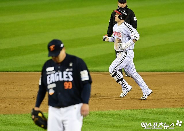 27일 오후 서울 송파구 잠실야구장에서 열린 '2025 신한 SOL Bank KBO 한국시리즈' 한화 이글스와 LG 트윈스의 2차전 경기, 3회말 2사 1루 LG 박동원이 한화 선발투수 류현진 상대로 2점 홈런을 때려낸 뒤 베이스를 돌고 있다. 잠실, 박지영 기자