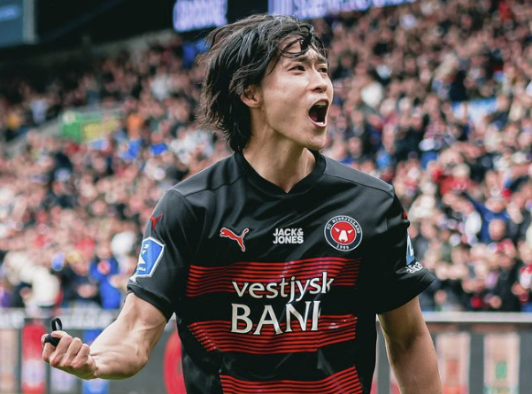 한국 국가대표 공격수 조규성이 소속팀 미트윌란 경기서 시즌 첫 풀타임을 뛰며 시즌 4호골을 신고했다. 조규성은 26일(한국시간) 덴마크 프레데리시아의 몬야사 파크에서 열린 프레데리시아와의 2025-2026시즌 수페르리가 13라운드 원정에서 1-0으로 앞서던 전반 34분 상대 골망을 흔들었다. 미트윌란