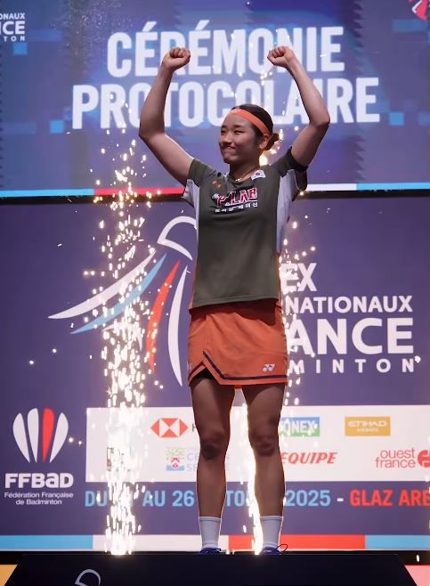 안세영은 지난 26일(한국시간) 프랑스 서부에 있는 세송 세비녜에서 열린 세계배드민턴연맹(BWF) 월드 투어 프랑스 오픈(슈퍼 750) 결승에서 세계 랭킹 2위 왕즈위(중국)를 2-0(21-13 21-7)으로 가볍게 제압하고 우승을 차지했다. 올 시즌에만 총 13개의 국제대회에 참여해 아홉 개 대회나 정상에 오르며 역대급 시즌을 보내고 있는 안세영은 단일시즌 슈퍼 750 시리즈 6개 대회 중 5개 대회를 석권하는 세계 최초의 선수가 됐다. 인스타그램