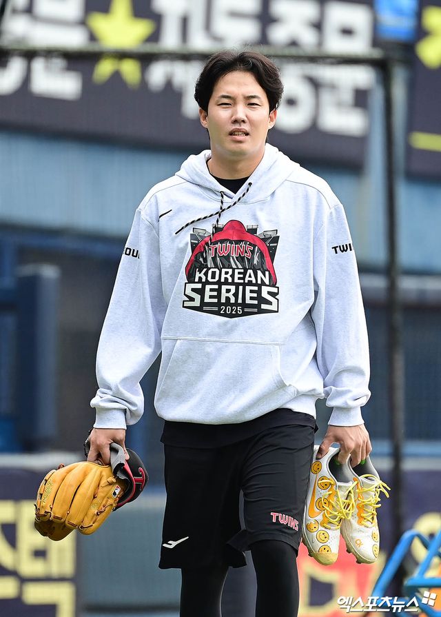 26일 오후 서울 송파구 잠실야구장에서 열리는 '2025 신한 SOL Bank KBO 한국시리즈' 한화 이글스와 LG 트윈스의 1차전 경기에 앞서 LG 임찬규가 훈련에 나서고 있다. 잠실, 박지영 기자
