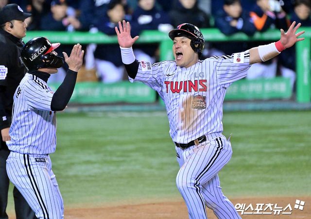 27일 오후 서울 송파구 잠실야구장에서 열린 '2025 신한 SOL Bank KBO 한국시리즈' 한화 이글스와 LG 트윈스의 2차전 경기, 2회말 무사 2,3루 LG 박동원이 구본혁의 2타점 적시타때 득점에 성공하고 있다. 잠실, 김한준 기자