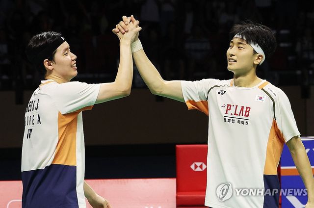 안세영 독주 속에 남자 복식 조도 월드클래스 면모를 다시 한번 보여줬다. 남자 복식 세계 랭킹 1위 김원호-서승재 조는 27일(한국시간) 프랑스 세송 세비녜에서 열린 세계배드민턴연맹(BWF) 월드투어 슈퍼 750 프랑스오픈 결승전서 인도네시아의 파자르 알피안-무하마드 쇼히불 피크리 조(세계 25위)를 상대로 2-1(10-21 21-13 21-12)로 제압했다. 연합뉴스