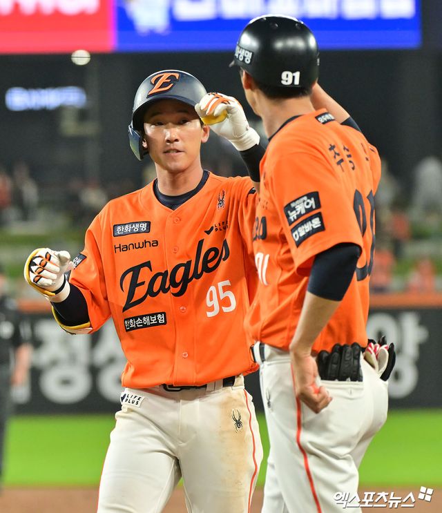 29일 오후 대전 한화생명 볼파크에서 열린 '2025 신한 SOL Bank KBO리그' LG 트윈스와 한화 이글스의 경기, 2회말 2사 3루 한화 황영묵이 최재훈의 1타점 적시타때 득점에 성공하고 있다. 엑스포츠뉴스DB