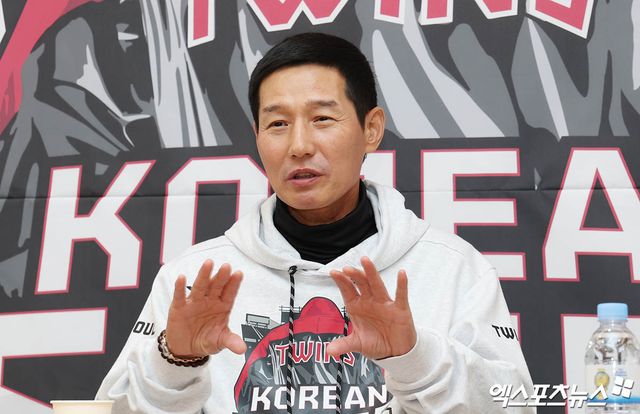 염경엽 감독이 이끄는 LG 트윈스가 27일 서울 잠실야구장에서 열린 2025 신한 SOL Bank KBO 포스트시즌 한국시리즈(7전 4선승제, LG 1승) 2차전에서 한화 이글스를 13-5로 완파했다. 사진 김한준, 박지영 기자