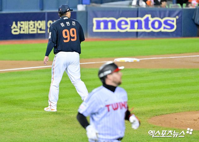  27일 오후 서울 송파구 잠실야구장에서 열린 '2025 신한 SOL Bank KBO 한국시리즈' 한화 이글스와 LG 트윈스의 2차전 경기, 1회말 수비를 마친 한화 류현진이 더그아웃으로 향하고 있다. 잠실, 김한준 기자