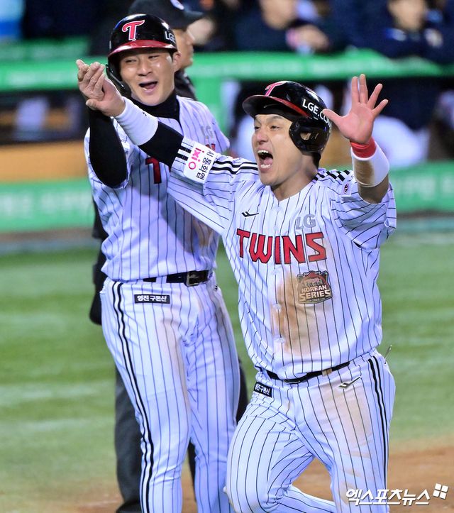  27일 오후 서울 송파구 잠실야구장에서 열린 '2025 신한 SOL Bank KBO 한국시리즈' 한화 이글스와 LG 트윈스의 2차전 경기, 2회말 무사 2,3루 LG 박동원이 구본혁의 2타점 적시타때 득점에 성공하고 있다. 잠실, 김한준 기자