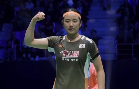 안세영은 지난 26일(한국시간) 프랑스 서부에 있는 세송 세비녜에서 열린 세계배드민턴연맹(BWF) 월드 투어 프랑스 오픈(슈퍼 750) 결승에서 세계 랭킹 2위 왕즈위(중국)를 2-0(21-13 21-7)으로 가볍게 제압하고 우승을 차지했다. 올 시즌에만 총 13개의 국제대회에 참여해 아홉 개 대회나 정상에 오르며 역대급 시즌을 보내고 있는 안세영은 단일시즌 슈퍼 750 시리즈 6개 대회 중 5개 대회를 석권하는 세계 최초의 선수가 됐다. 안세영 인스타그램